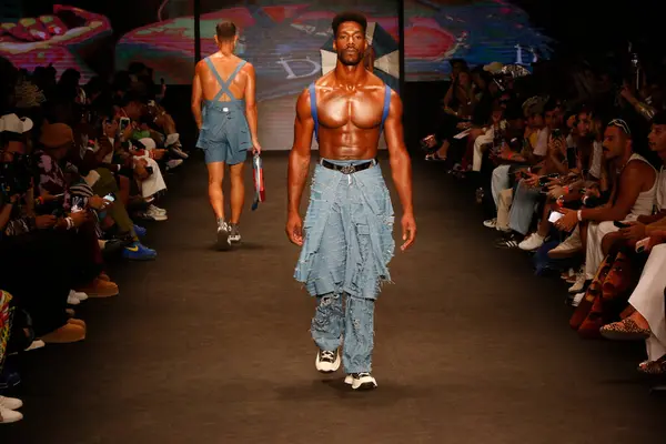 SAO PAULO (SP), 11 / 10 / 2023 - Top Modeller, Latin Amerika 'nın en büyük moda haftası olan Sao Paulo Moda Haftası 2023' te, bu Cuma Brezilya 'da, Dendezeiro markasının moda defilesini podyumda sergilediler