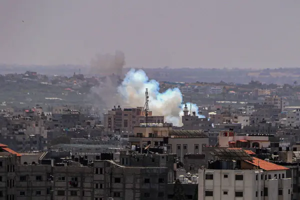 以色列军队击中加沙城的一座高楼后 火焰和火箭齐鸣 2023年11月11日 巴勒斯坦 以色列军队击中加沙的一座高楼后 火焰和火箭齐鸣 — 图库照片