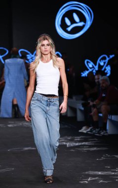 Sao Paulo (SP), Brezilya 11 / 12 / 2023 - Aktör Kleber Toledo, Sao Paulo Moda Haftası - SPFW N56, Koplexo Tempo 'da eşi Camila Queiroz' u görmek için Bold Strap defilesine gitti
