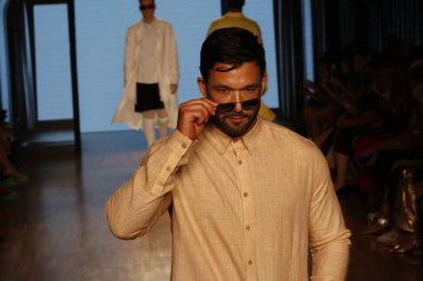 SAO PAULO (SP), Brezilya 11 / 12 / 2023 - Aktör Sergio Marone, Sao Paulo Moda Haftası, Sao Paulo Moda Haftası, SPFW N56 sırasında, tasarımcı Lino Villaventura tarafından podyumda moda gösterildi