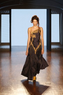 SAO PAULO (SP), Brazil12 / 11 / 2023 - Moda tasarımcısı Lino Villaventura tarafından podyumda, Sao Paulo Moda Haftası, Sao Paulo Moda Haftası SPFW N56, Alışveriş Iguatemi N56,