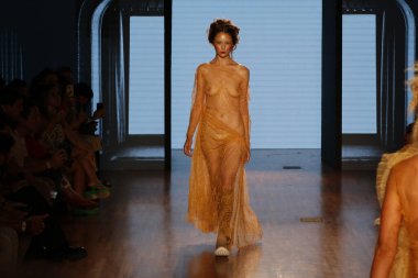 SAO PAULO (SP), Brazil12 / 11 / 2023 - Moda tasarımcısı Lino Villaventura tarafından podyumda, Sao Paulo Moda Haftası, Sao Paulo Moda Haftası SPFW N56, Alışveriş Iguatemi N56,