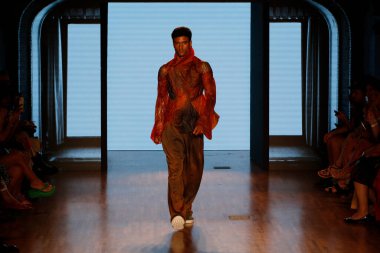 SAO PAULO (SP), Brazil12 / 11 / 2023 - Moda tasarımcısı Lino Villaventura tarafından podyumda, Sao Paulo Moda Haftası, Sao Paulo Moda Haftası SPFW N56, Alışveriş Iguatemi N56,