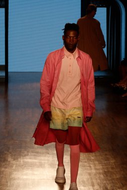 SAO PAULO (SP), Brazil12 / 11 / 2023 - Moda tasarımcısı Lino Villaventura tarafından podyumda, Sao Paulo Moda Haftası, Sao Paulo Moda Haftası SPFW N56, Alışveriş Iguatemi N56,
