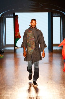 SAO PAULO (SP), Brazil12 / 11 / 2023 - Moda tasarımcısı Lino Villaventura tarafından podyumda, Sao Paulo Moda Haftası, Sao Paulo Moda Haftası SPFW N56, Alışveriş Iguatemi N56,