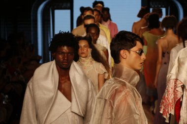 SAO PAULO (SP), Brazil12 / 11 / 2023 - Moda tasarımcısı Lino Villaventura tarafından podyumda, Sao Paulo Moda Haftası, Sao Paulo Moda Haftası SPFW N56, Alışveriş Iguatemi N56,