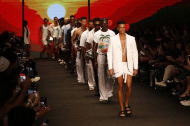 Sao Paulo (SP), Brezilya 12 / 11 / 2023 - Sao Paulo Moda Haftası - SPFW N56, Komplexo Tempo, Sao Paulo 'nun doğu bölgesinin başkenti Sao Paulo, Pazar günü, Gefferson Vila Nova markasından modeller geçit töreni tasarımcısı