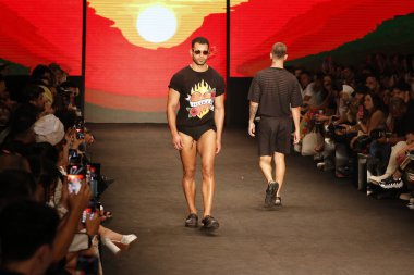 Sao Paulo (SP), Brezilya 12 / 11 / 2023 - Sao Paulo Moda Haftası - SPFW N56, Komplexo Tempo, Sao Paulo 'nun doğu bölgesinin başkenti Sao Paulo, Pazar günü, Gefferson Vila Nova markasından modeller geçit töreni tasarımcısı