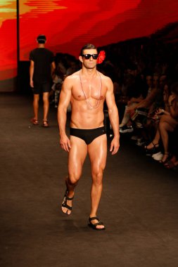 Sao Paulo (SP), Brezilya 12 / 11 / 2023 - Sao Paulo Moda Haftası - SPFW N56, Komplexo Tempo, Sao Paulo 'nun doğu bölgesinin başkenti Sao Paulo, Pazar günü, Gefferson Vila Nova markasından modeller geçit töreni tasarımcısı