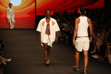 Sao Paulo (SP), Brezilya 12 / 11 / 2023 - Sao Paulo Moda Haftası - SPFW N56, Komplexo Tempo, Sao Paulo 'nun doğu bölgesinin başkenti Sao Paulo, Pazar günü, Gefferson Vila Nova markasından modeller geçit töreni tasarımcısı