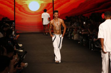 Sao Paulo (SP), Brezilya 12 / 11 / 2023 - Sao Paulo Moda Haftası - SPFW N56, Komplexo Tempo, Sao Paulo 'nun doğu bölgesinin başkenti Sao Paulo, Pazar günü, Gefferson Vila Nova markasından modeller geçit töreni tasarımcısı