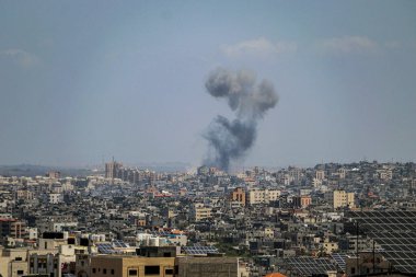 İsrail güçlerinin Gazze 'deki yüksek bir kuleye çarpmasından sonra duman, alevler ve roket salvoları yükseldi. 11 Kasım 2023, Gazze, Filistin: İsrail güçlerinin Gazze 'deki yüksek bir kuleye çarpması sonrasında duman, alev ve roket salvosu yükseldi. 