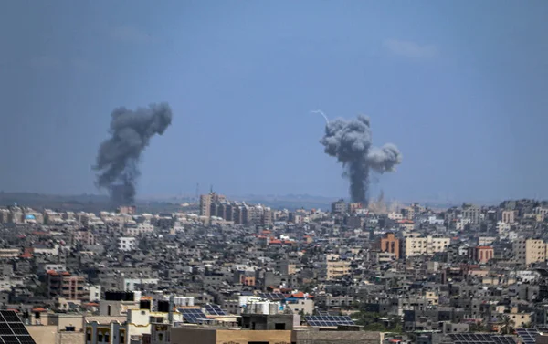 stock image Smoke, flames, and rocket salvoes rose after Israeli forces hit a high-rise tower in Gaza City. November 11, 2023, Gaza, Palestine: Smoke, flames, and rocket salvoes rose after Israeli forces hit a high-rise tower in Gaza. 