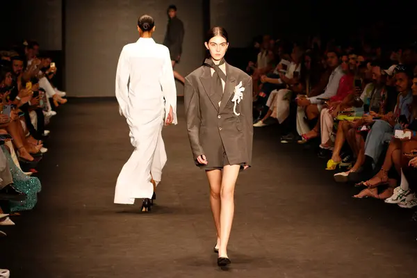 Sao Paulo (SP), Brezilya 12 / 11 / 2023 - Modeller Sao Paulo Moda Haftası - SPFW N56, Komplexo Tempo, Sao Paulo 'nun doğu bölgesi, bu Pazar, 12 Kasım 2023. 