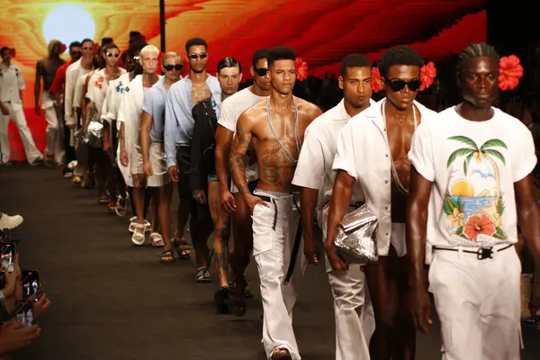 Sao Paulo (SP), Brezilya 12 / 11 / 2023 - Sao Paulo Moda Haftası - SPFW N56, Komplexo Tempo, Sao Paulo 'nun doğu bölgesinin başkenti Sao Paulo, Pazar günü, Gefferson Vila Nova markasından modeller geçit töreni tasarımcısı