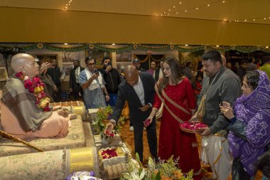 Başkan Adams, Hare Krishna Merkezi 'nde Diwali kutlamalarına katılıyor. 12 Kasım 2023, New York, New York, ABD: New York Belediye Başkanı Eric Adams, New York eyaleti meclis üyesi Jenifer Rajkumar ve Caitanyananda Das çiçek bıraktı