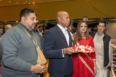 Başkan Adams, Hare Krishna Merkezi 'nde Diwali kutlamalarına katılıyor. 12 Kasım 2023, New York, New York, ABD: (L-R) Caitanyananda Das, New York Belediye Başkanı Eric Adams, New York eyaleti meclis üyesi Jenifer Rajkumar ve Hansarupa Das Adhikary 