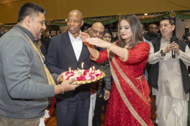 Başkan Adams, Hare Krishna Merkezi 'nde Diwali kutlamalarına katılıyor. 12 Kasım 2023, New York, New York, ABD: (L-R) Caitanyananda Das, New York Belediye Başkanı Eric Adams, New York eyaleti meclis üyesi Jenifer Rajkumar ve Hansarupa Das Adhikary 