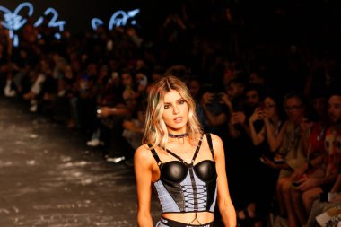 Sao Paulo (SP), 12 / 11 / 2023 - Aktris Camila Queiroz, 12 Kasım Pazar gecesi, Sao Paulo Moda Haftası sırasında podyumda Kalın Kayış markasından modada modellik yaptı. Koplexo Tempo 'da