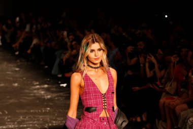 Sao Paulo (SP), 12 / 11 / 2023 - Aktris Camila Queiroz, 12 Kasım Pazar gecesi, Sao Paulo Moda Haftası sırasında podyumda Kalın Kayış markasından modada modellik yaptı. Koplexo Tempo 'da