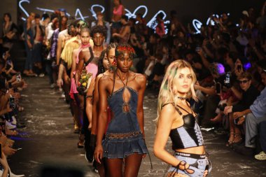 Sao Paulo (SP), 12 / 11 / 2023 - Aktris Camila Queiroz, 12 Kasım Pazar gecesi, Sao Paulo Moda Haftası sırasında podyumda Kalın Kayış markasından modada modellik yaptı. Koplexo Tempo 'da