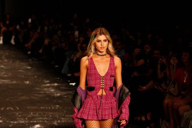 Sao Paulo (SP), 12 / 11 / 2023 - Aktris Camila Queiroz, 12 Kasım Pazar gecesi, Sao Paulo Moda Haftası sırasında podyumda Kalın Kayış markasından modada modellik yaptı. Koplexo Tempo 'da
