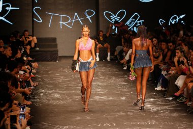 Sao Paulo (SP), Brezilya 12 / 11 / 2023 - Sao Paulo Moda Haftası - SPFW N56 sırasında, Sao Paulo 'nun doğu bölgesindeki Komplexo Tempo' da, Bold Strap markasından genç modeller 