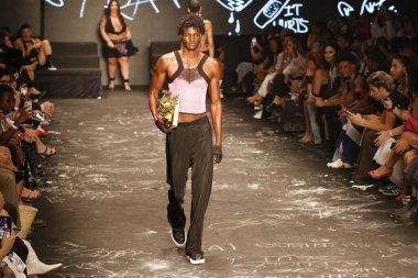 Sao Paulo (SP), Brezilya 12 / 11 / 2023 - Sao Paulo Moda Haftası - SPFW N56 sırasında, Sao Paulo 'nun doğu bölgesindeki Komplexo Tempo' da, Bold Strap markasından genç modeller 