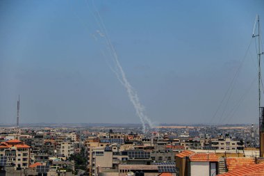 İsrail güçlerinin Gazze 'deki yüksek bir kuleye çarpmasından sonra duman, alevler ve roket salvoları yükseldi. 11 Kasım 2023, Gazze, Filistin: İsrail güçlerinin Gazze 'deki yüksek bir kuleye çarpması sonrasında duman, alev ve roket salvosu yükseldi