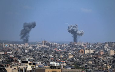 İsrail güçlerinin Gazze 'deki yüksek bir kuleye çarpmasından sonra duman, alevler ve roket salvoları yükseldi. 11 Kasım 2023, Gazze, Filistin: İsrail güçlerinin Gazze 'deki yüksek bir kuleye çarpması sonrasında duman, alev ve roket salvosu yükseldi