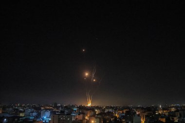 İsrail güçlerinin Gazze 'deki yüksek bir kuleye çarpmasından sonra duman, alevler ve roket salvoları yükseldi. 11 Kasım 2023, Gazze, Filistin: İsrail güçlerinin Gazze 'deki yüksek bir kuleye çarpması sonrasında duman, alev ve roket salvosu yükseldi