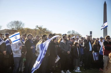 Washington DC 'de İsrail yanlısı bir miting. 14 Kasım 2023, Washington DC, Maryland, ABD: Bir çok insan İsrail yanlısı İsrail mitinginde 14 Kasım Salı günü, İsrail 'le dayanışma ve muharebe için Washington DC' deki Ulusal AVM 'de toplandı 