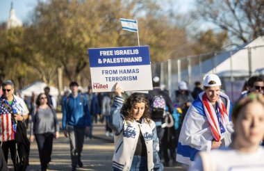 Washington DC 'de İsrail yanlısı bir miting. 14 Kasım 2023, Washington DC, Maryland, ABD: Bir çok insan İsrail yanlısı İsrail mitinginde 14 Kasım Salı günü, İsrail 'le dayanışma ve muharebe için Washington DC' deki Ulusal AVM 'de toplandı 