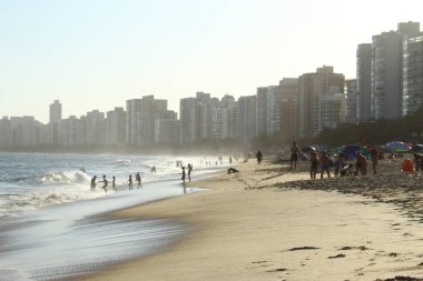 VILA VELHA (ES), Brezilya 11 / 15 / 2023 - Banyo ve turistler 15 Kasım tatilinden ve plaja gitmek için sıcak bir günden yararlandı. 