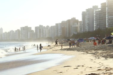 VILA VELHA (ES), Brezilya 11 / 15 / 2023 - Banyo ve turistler 15 Kasım tatilinden ve plaja gitmek için sıcak bir günden yararlandı. 