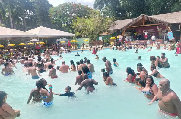 Rio Janeiro 2023 Climate Weather Pool 40を超える気温で リオの住民は暑い日に涼しいビーチやプールを探しています — ストック写真