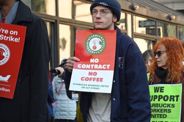 Starbucks çalışanları, çok sayıda mağazanın talepleri ve personel yetersizliği nedeniyle greve gitti. 16 Kasım 2023, New York, ABD: Starbucks çalışanları özellikle Red Cup Day gibi promosyonlar sırasında performans göstermeye zorlandılar..
