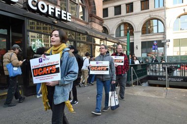 Starbucks çalışanları, çok sayıda mağazanın talepleri ve personel yetersizliği nedeniyle greve gitti. 16 Kasım 2023, New York, ABD: Starbucks çalışanları özellikle Red Cup Day gibi promosyonlar sırasında performans göstermeye zorlandılar..