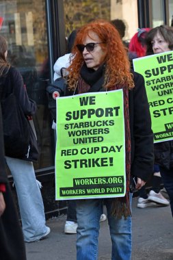 Starbucks çalışanları, çok sayıda mağazanın talepleri ve personel yetersizliği nedeniyle greve gitti. 16 Kasım 2023, New York, ABD: Starbucks çalışanları özellikle Red Cup Day gibi promosyonlar sırasında performans göstermeye zorlandılar..