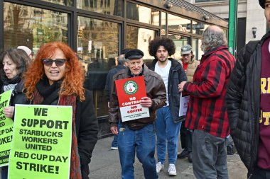 Starbucks çalışanları, çok sayıda mağazanın talepleri ve personel yetersizliği nedeniyle greve gitti. 16 Kasım 2023, New York, ABD: Starbucks çalışanları özellikle Red Cup Day gibi promosyonlar sırasında performans göstermeye zorlandılar..
