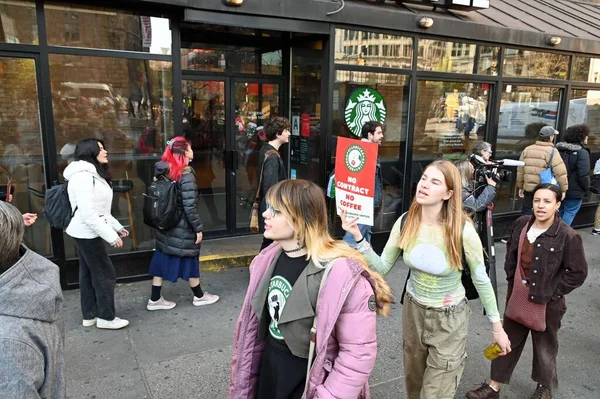 Работники Starbucks Объявили Забастовку Подавляющих Требований Недостатка Персонала Многих Магазинах — стоковое фото