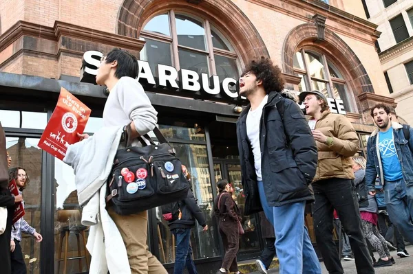 Starbucks Çalışanları Çok Sayıda Mağazanın Talepleri Personel Yetersizliği Nedeniyle Greve — Stok fotoğraf