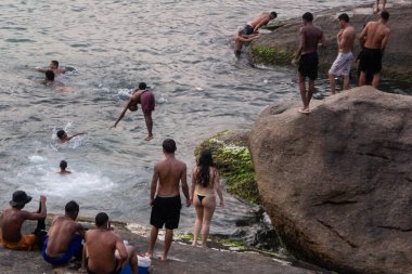 Rio de Janeiro (RJ) Brazil 11 / 18 / 2023 - Rio de Janeiro 'nun güney bölgesindeki Copacabana plajında bu Cumartesi öğleden sonra hareket halindeler. (18) 