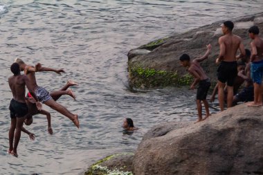 Rio de Janeiro (RJ) Brazil 11 / 18 / 2023 - Rio de Janeiro 'nun güney bölgesindeki Copacabana plajında bu Cumartesi öğleden sonra hareket halindeler. (18) 