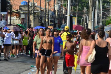 Rio de Janeiro (RJ), Brezilya, 11 / 18 / 2023 - Şarkıcı Taylor Swift hayranları, bugün Rio de Janeiro 'nun kuzeyindeki Engenhao Stadyumu' nda yapılacak gösteriyi beklerken muazzam sıcaktan muzdarip .