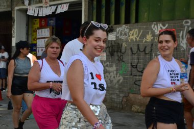 Rio de Janeiro (RJ), Brezilya, 11 / 18 / 2023 - Şarkıcı Taylor Swift hayranları, bugün Rio de Janeiro 'nun kuzeyindeki Engenhao Stadyumu' nda yapılacak gösteriyi beklerken muazzam sıcaktan muzdarip .