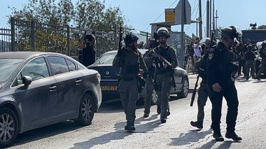 İsrail askerleri Müslümanların Kudüs 'teki El Aksa Camii' ne girmesini engelliyor. 17 Kasım 2023, Kudüs, İsrail: İsrail askerleri İsrail-Filistin savaşı olarak El Aksa Camii 'ne Müslümanların girmesini engelliyor 