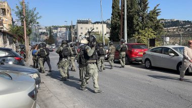 İsrail askerleri Müslümanların Kudüs 'teki El Aksa Camii' ne girmesini engelliyor. 17 Kasım 2023, Kudüs, İsrail: İsrail askerleri İsrail-Filistin savaşı olarak El Aksa Camii 'ne Müslümanların girmesini engelliyor 