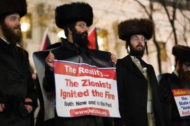 Pro Filistin Protestosu. 17 Kasım 2023. New York, ABD: Bu gece, Manhattan 'da 5. caddedeki New York Halk Kütüphanesi' nin önünde, Filistin yanlısı bir protesto 42 gün süren çatışmanın sona ermesi yönünde ateşli bir savunmada bulundu. 
