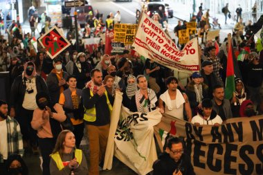 Pro Filistin Protestosu. 17 Kasım 2023. New York, ABD: Bu gece, Manhattan 'da 5. caddedeki New York Halk Kütüphanesi' nin önünde, Filistin yanlısı bir protesto 42 gün süren çatışmanın sona ermesi yönünde ateşli bir savunmada bulundu. 